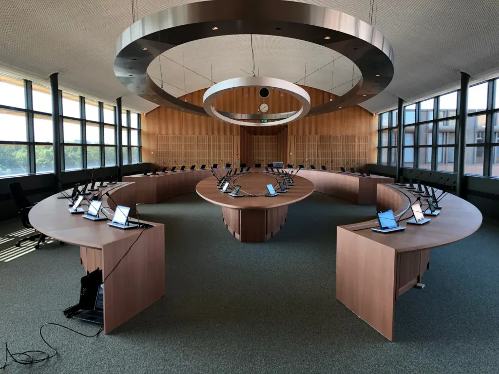 Salle de conseil avec agencement bois sur mesure