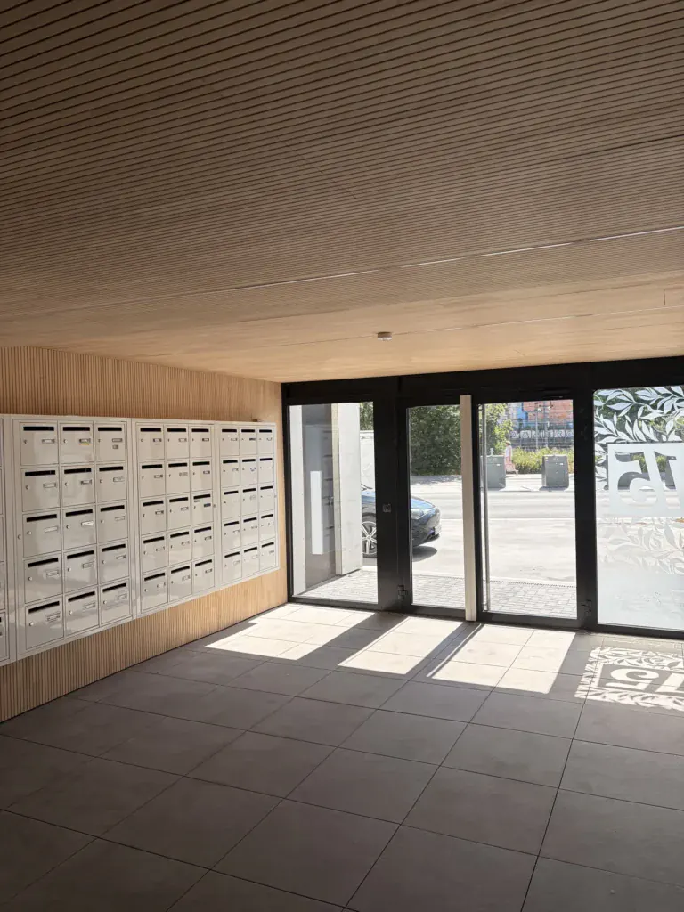 Hall immeuble en menuiserie intérieure