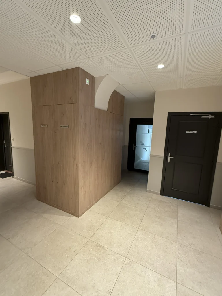 Hall immeuble en menuiserie intérieure