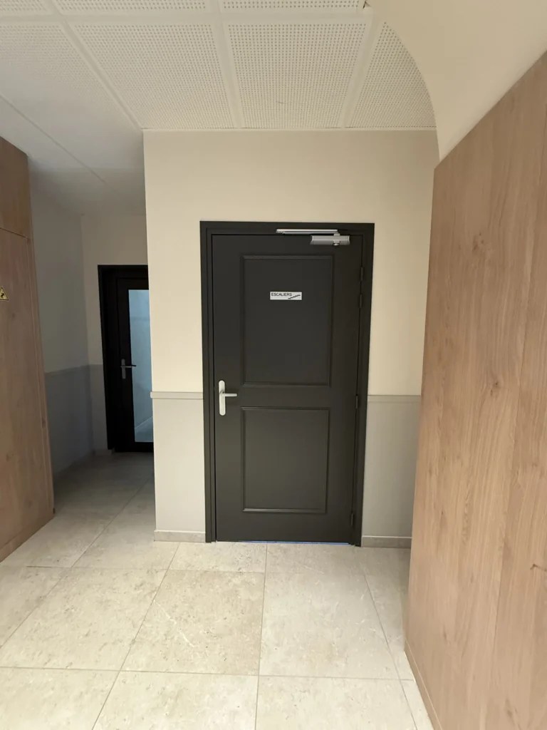 Hall immeuble en menuiserie intérieure
