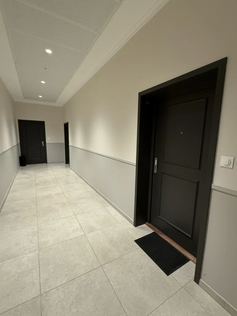 Hall immeuble en menuiserie intérieure