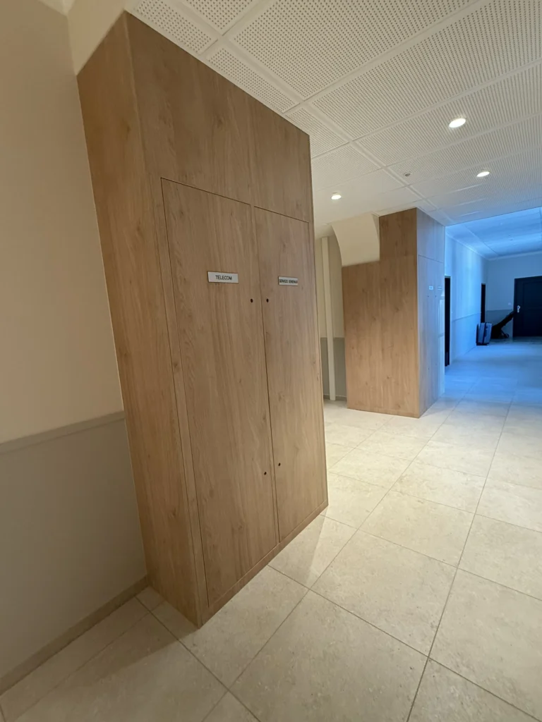 Hall immeuble en menuiserie intérieure