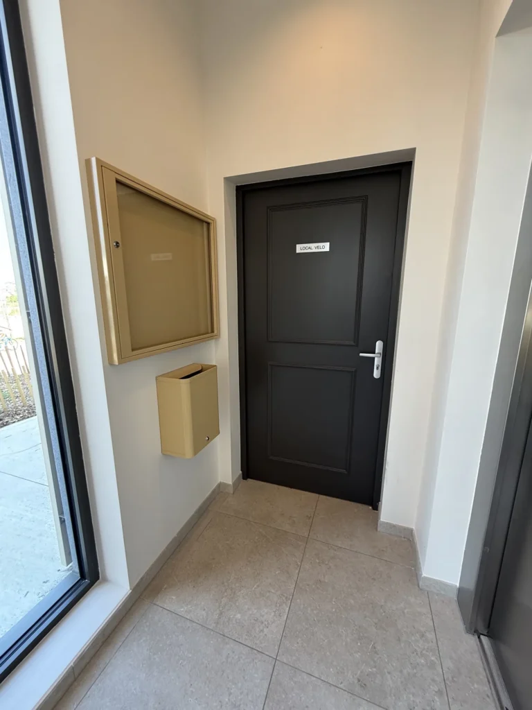 Hall immeuble en menuiserie intérieure