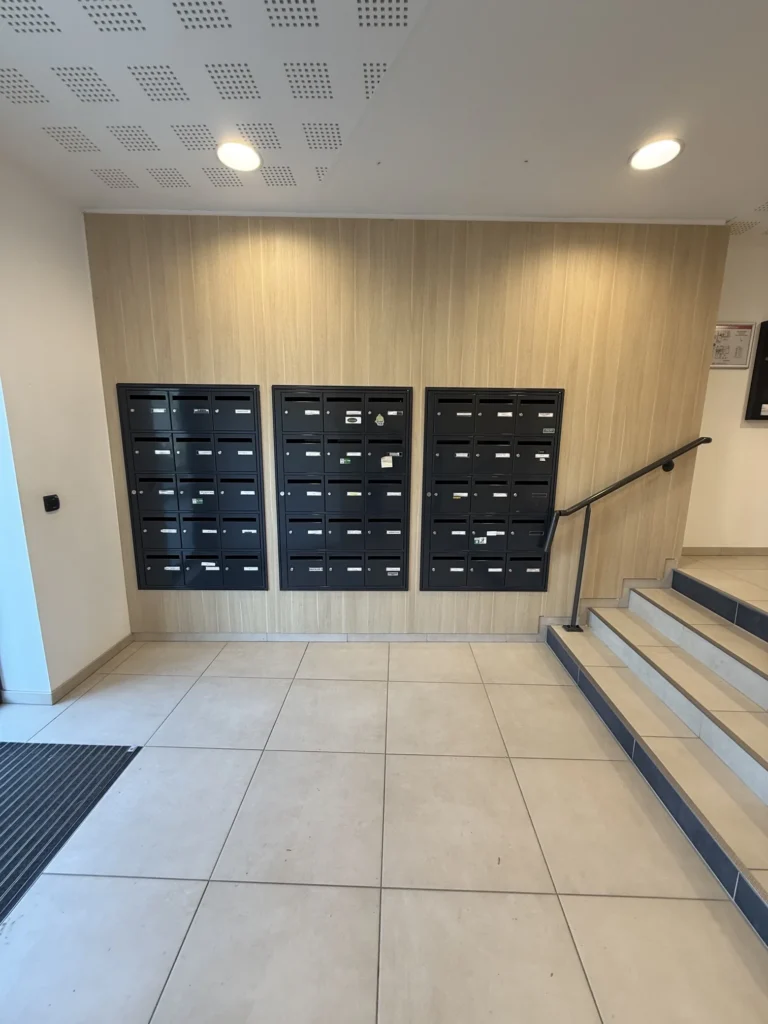 Hall immeuble en menuiserie intérieure