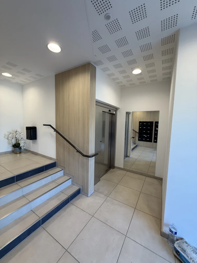 Hall immeuble en menuiserie intérieure